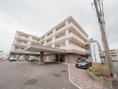 広々とした駐車場の外観