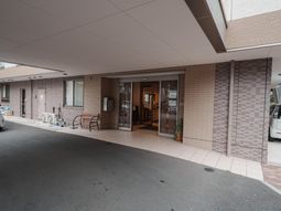 落ち着いた色合いのエントランス