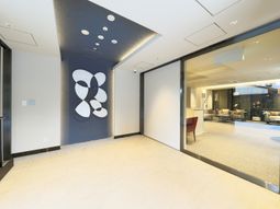 モダンな施設エントランス