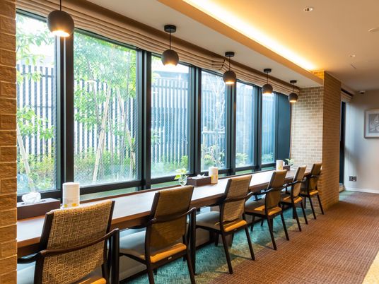 明るい食堂の長テーブル
