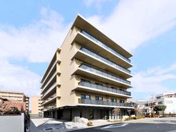 明るい外観の建物