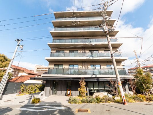モダンな建物の外観