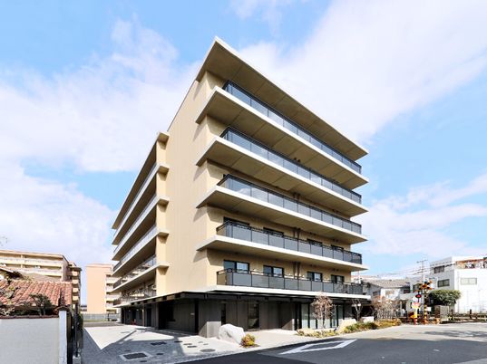 モダンな建物の外観