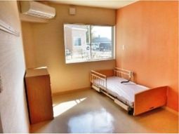 明るい個室の居室