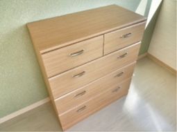 清潔感のある室内のチェスト