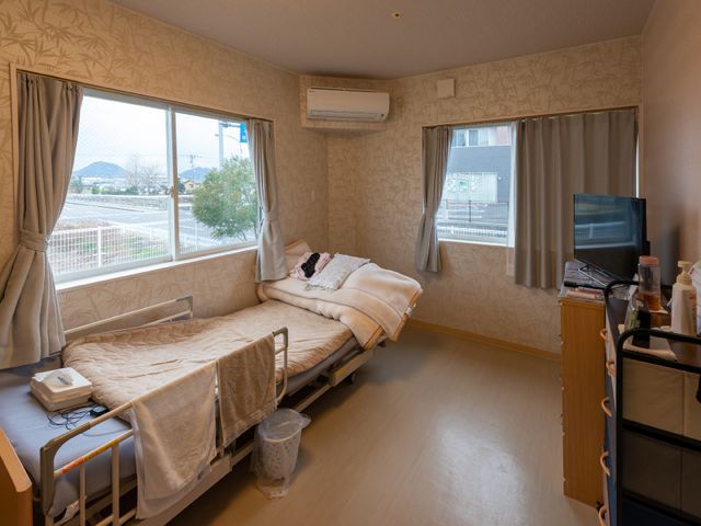明るい個室の居室 居室 陽光が差し込むゆとりある居室です。個人の入居者様が安心してご生活いただける配慮がされています。