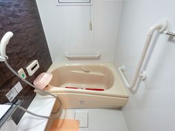 バリアフリー設計の浴室
