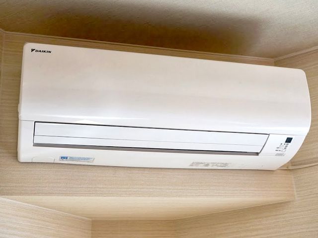 天井付近のエアコン エアコン   天井付近に設置されたエアコンです。室内の温度管理がしやすく、働く環境づくりに役立ちます。