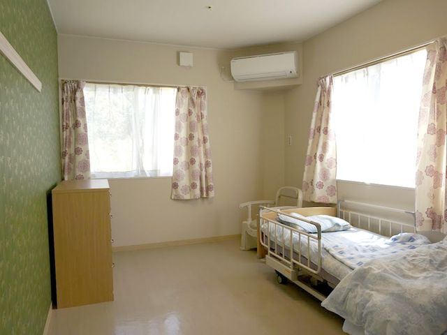 明るい居室 居室   窓から光が入る、すっきりした居室です。ベッド横に椅子もあり、落ち着いて過ごしやすそうです。