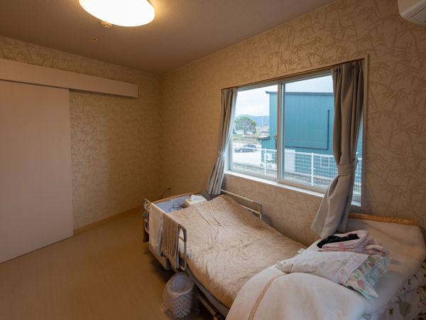 明るい居室の一角