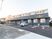外観の建物と駐車場