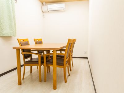 木製テーブルと椅子の居室