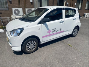送迎車が停まる外観  