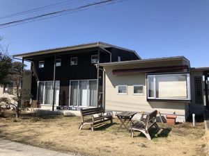 庭にベンチがある外観  