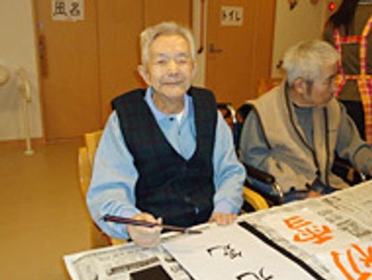 筆を持つ高齢の男性