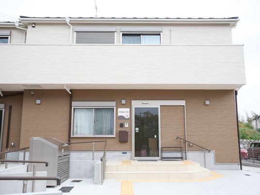 明るく清潔な建物入口