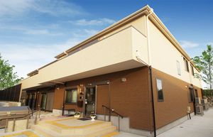 緑が見える建物外観