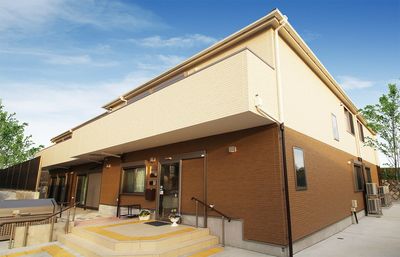 緑が見える建物外観