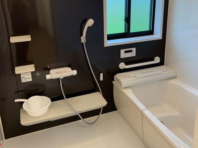 バリアフリーの清潔な浴室 浴室 安全かつ快適にご利用いただける様々な工夫が行き届いた浴室です。手すりや座面も完備され、自立した生活をサポートしています。