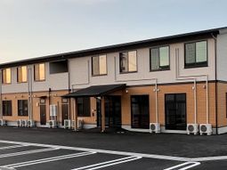 明るい外観の建物