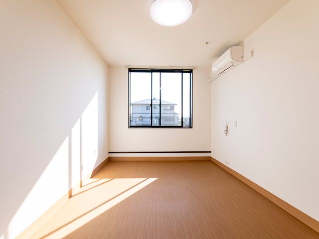 空間に満ちた和室 居室 日差しが心地よい居室で、個々のリラックスタイムを大切にできる空間です。エアコン完備で快適な環境を約束します。