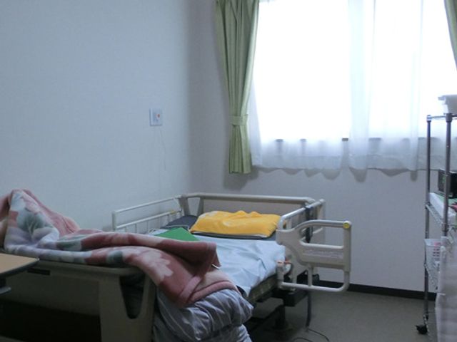 快適な個室の居室 居室 ゆったりとした個室は、リラックスして過ごすことができる落ち着いた空間です。日当たりの良い窓辺で心地よい時間をお過ごしいただけます。
