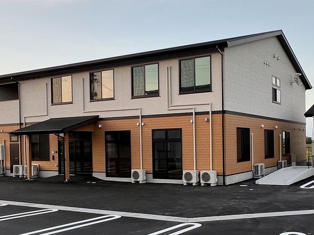 施設の清潔な外観 外観 駐車スペースが整備された、モダンなデザインの建物です。明るく落ち着いた雰囲気が感じられ、来訪者を歓迎しています。