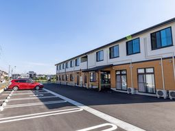 明るい外観の建物