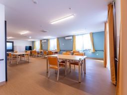 広々した明るい食堂