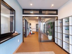 明るく清潔なエントランス