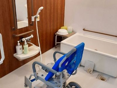 バリアフリー設計の浴室