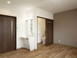 清潔な洗面台とトイレ