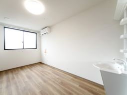 明るい洋室の空間