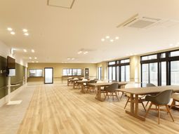 広々とした明るい食堂