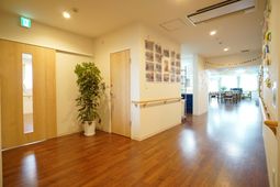 明るい廊下の風景