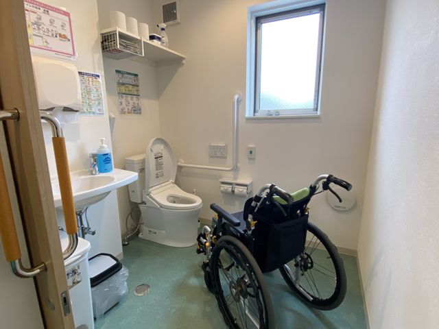 バリアフリー設計のトイレ トイレ 手すり付きで広々としたトイレは、バリアフリーに配慮されており、車椅子でも安心してご利用いただけます。