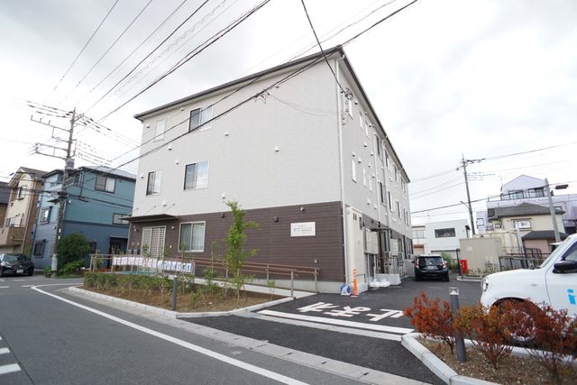清潔感ある施設の外観 外観 新しくてきれいな外観の建物です。駐車場も広く、来訪が快適にできる環境が整っています。