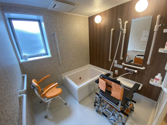 バリアフリー設計の浴室 浴室 手すりやシャワーチェアが備えられた安全な設計の快適な浴室です。安心してご利用いただける工夫が随所に見受けられます。