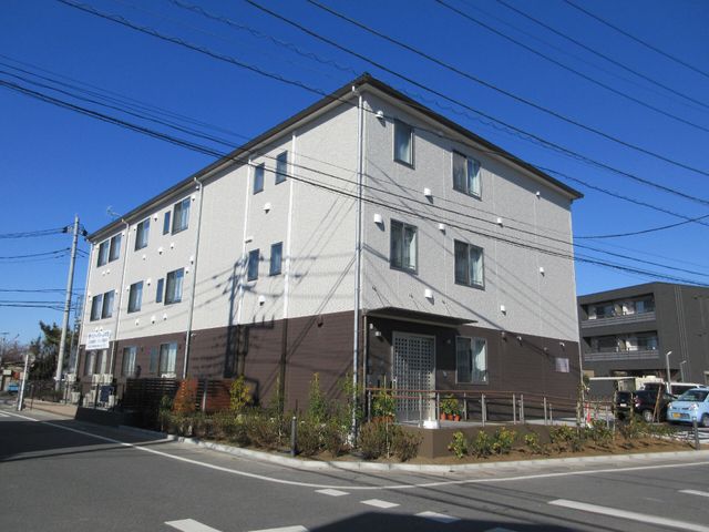 快適な居住施設の外観 外観 日差しが降り注ぐ明るい外観を持つ施設です。周囲には植物もあり、自然の息吹を感じながら穏やかな日々を送ることができそうです。