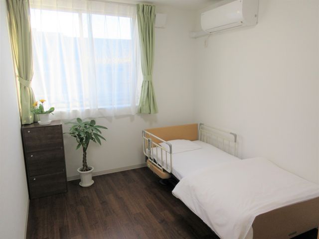 清潔な個室の居室 居室 すっきりと整えられた個室は日当たりも良好で、新しい職場としての快適な環境を提供します。