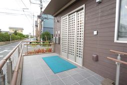 玄関付近の清潔感あるエントランス