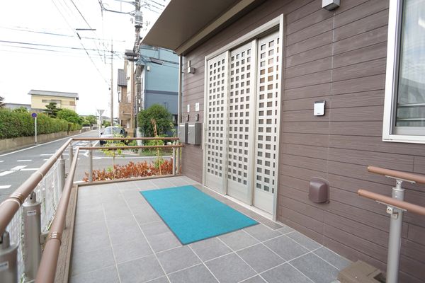 玄関付近の清潔感あるエントランス