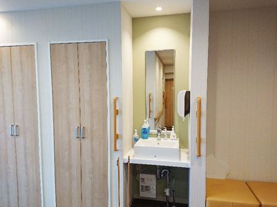 白い洗面台が並ぶ廊下