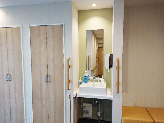白い洗面台が並ぶ廊下