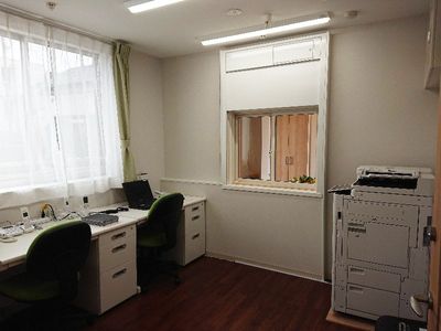オフィスの窓がある部屋