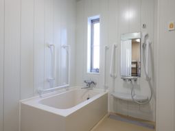 手すり付き浴室スペース