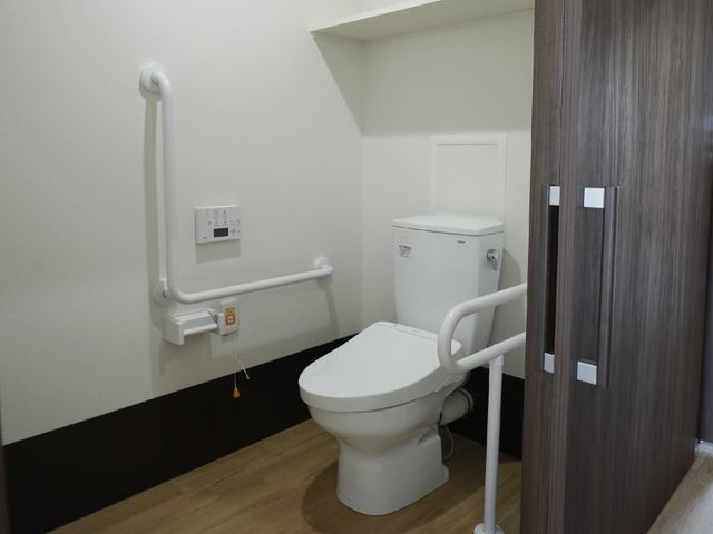 バリアフリー設計のトイレ 居室 安心して使用できる手すり完備の清潔なトイレです。余裕の動線で快適にお過ごしいただけます。