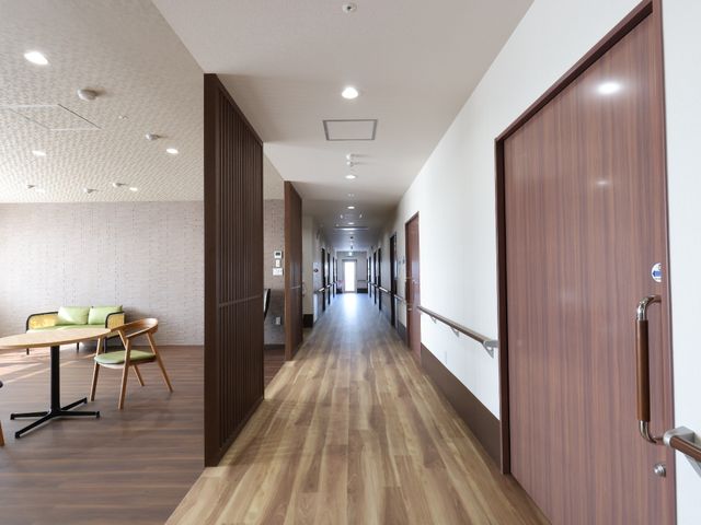 広々とした明るい廊下 廊下 明るく清潔感のある空間が広がる通路です。壁には手すりが備えられ、安心して歩くことができます。