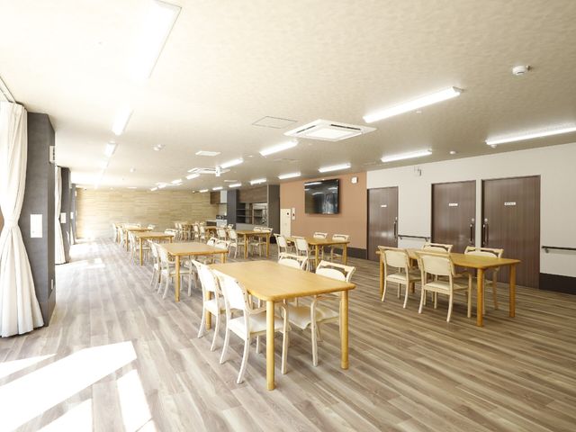 広々とした明るいダイニング 食堂 広々としたダイニングは自然光が溢れ、調和のとれたデザインの家具が配置されております。リラックスしてお食事をお楽しみいただける空間です。