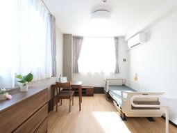明るい個室の居室